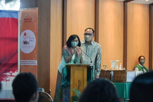 Perwakilan dari Seksi Kerasulan Keluarga Bu Clara Gia Shinta dan Pak Sapta saat Menyampaikan Pesan di Mimbar